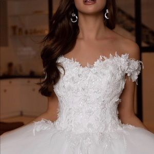 New wedding dress size 2-4 color white